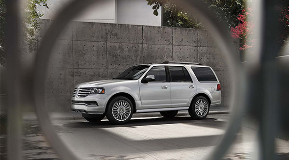 2017-lincoln-navigator-exterior-side-view